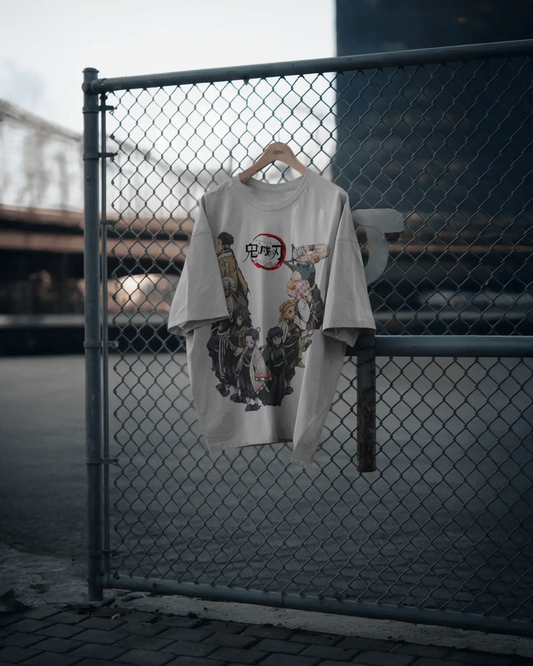 Camiseta Demon Slayer | Pilares vs Lunas Superiores | Diseño oversize blanco